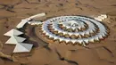 Desert Lotus Hotel dibangun di tengah gurun padang pasir Xiangshawan, Mongolia. Hotel ini didesain seperti tenda-tenda yang bila dilihat dari atas akan terlihat seperti lingkaran dalam gurun tandus Xiangshawan. (chictraveler.com)