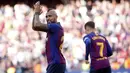 Gelandang Barcelona, Arturo Vidal, merayakan kemenangan atas Getafe pada laga La Liga di Stadion Camp Nou, Minggu (12/5). Barcelona menang 2-0 atas Getafe. (AP/Str)
