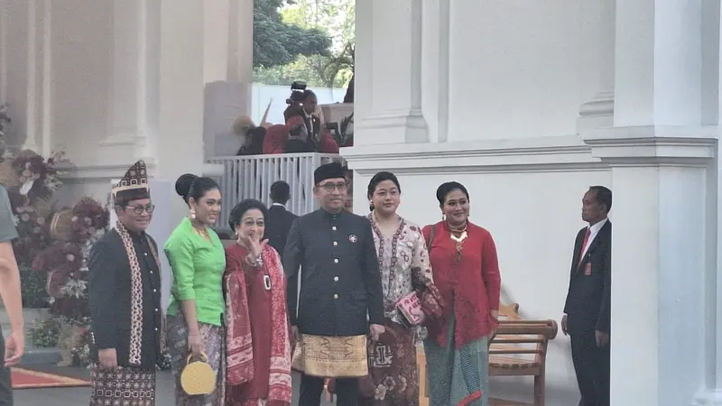 Ketua Umum PDI Perjuangan (PDIP) Megawati Soekarnoputri datang ke HUT ke-78 Kemerdekaan RI dengan menggenakan kebaya merah.