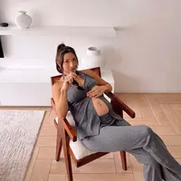 Seperti potret ini, Jennifer tampil stylish mengenakan setelan homewear motif stripes warna abu-abu. @jenniferbachdim.