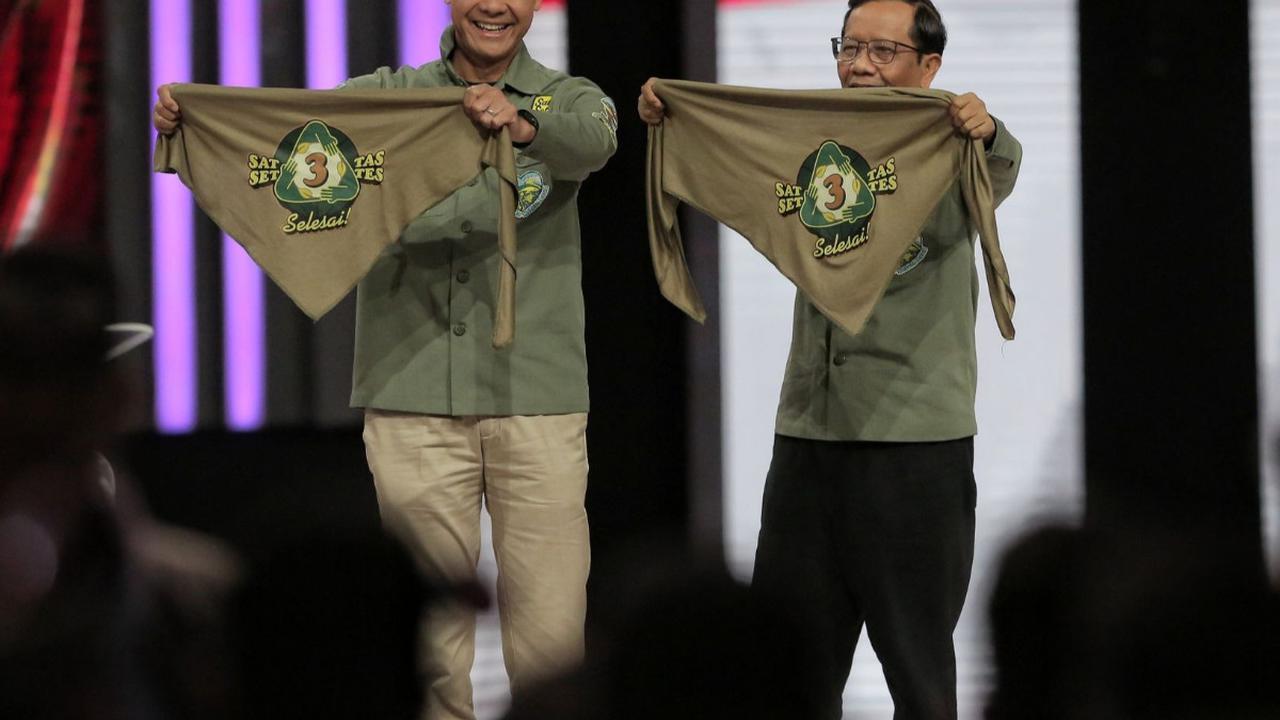Debat keempat yang diselenggarakan Komisi Pemilihan Umum (KPU) pada Minggu (21/1/2024) malam di JCC, Senayan diwarnai penampilan outfit yang menarik perhatian para paslon presiden dan wakil presiden 2024.<br>(Foto Liputan6.com / Angga Yuniar)<br>