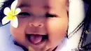 Lewat Snapchat, Khloe Kardashian pun menguggah video saat True tertawa dengan girangnya. (instagram/khloekardashian)