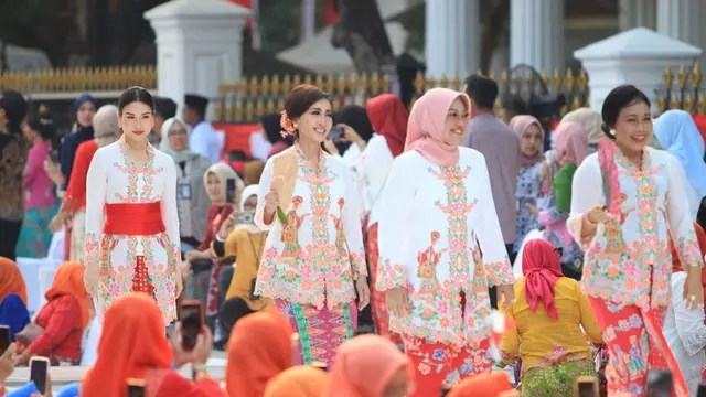 6 Momen Menteri Perempuan Kompak Pakai Kebaya Encim saat Melenggang di Catwalk Istana Berkebaya