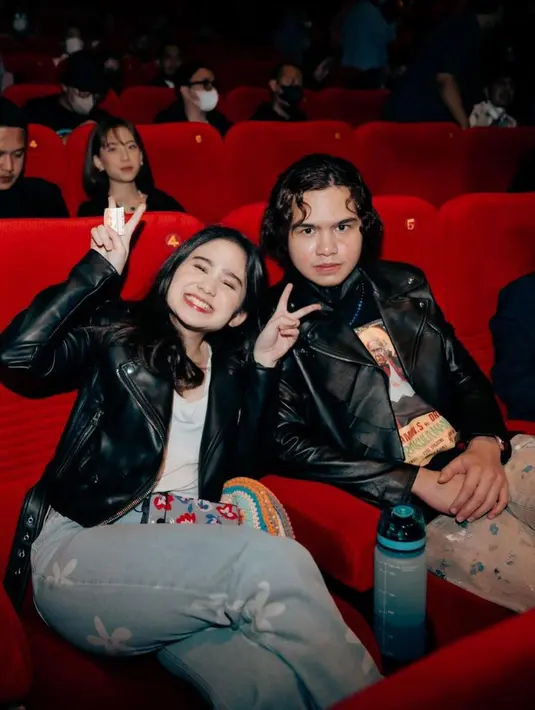 Bisa jadi inspirasi OOTD saat hangout, coba sonntek gaya Tissa Biani dan Dul Jaelani yang tampil kompak dengan jaket kulit senada. Agar makin chic, padukan dengan celana jeans bermotif seperti potret ini. (Instagram/tissabiani).