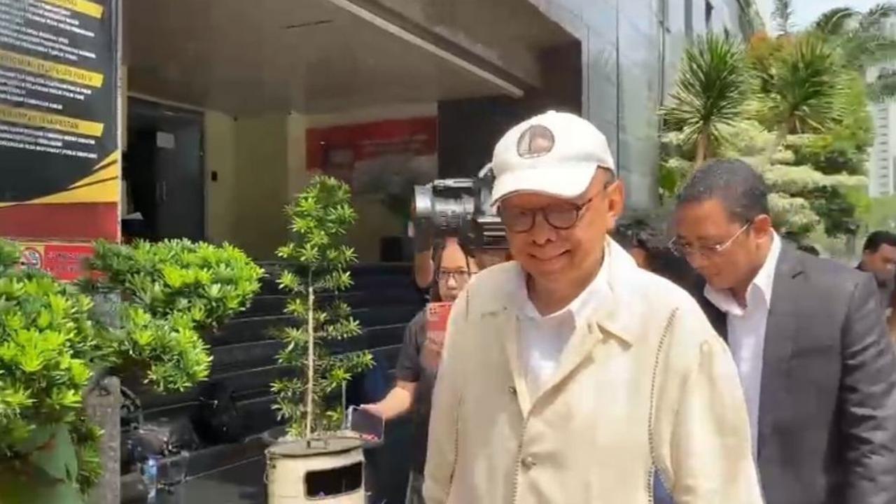 Rektor nonaktif Universitas Pancasila Edie Toet Hendratno memenuhi panggilan pemeriksaan polisi sebagai saksi terlapor kasus dugaan pelecehan seksual di Mapolda Metro Jaya, Selasa (5/3).<br>