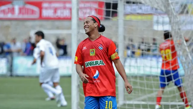Pesepak Bola dengan Prestasi Menawan yang Gemar Tebar Senyuman