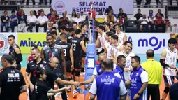 Para pemain Timnas Voli Putra Indonesia (kanan) dan Thailand berjabat tangan sebelum laga putaran pertama SEA V League 2023 di Padepokan Voli Jenderal Polisi Kunarto, Sentul, Bogor, Minggu (23/07/2023). Indonesia menang 3-1 (21-25, 25-17, 25-23 dan 27-25) dan menjadi juara. (Bola.com/Bagaskara Lazuardi)