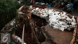 Longsor terjadi di kawasan Kuningan, Setiabudi, Jakarta, Senin (21/11). Longsor sedalam17 meter membuat lalu lintas di sekitarnya menjadi tersendat. (Liputan6.com/Johan Tallo)