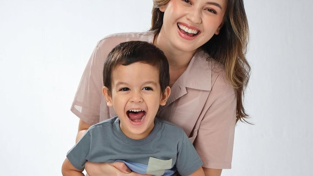 Potret Gemas Kebersamaan Kimberly Rider Bersama Kedua Anaknya