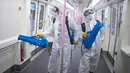 Para staf melakukan disinfeksi di dalam gerbong kereta bawah tanah di sebuah depo kereta api di Wuhan, Provinsi Hubei, China tengah, pada 23 Maret 2020. Saat ini, Wuhan sedang bersiap memulihkan pengoperasian transportasi umum. (Xinhua/Xiao Yijiu)