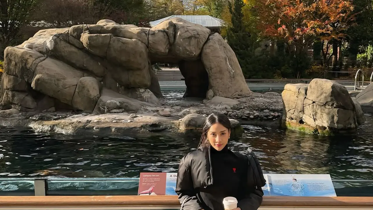 Gaya All-Black Anya Geraldine Liburan Musim Dingin di New York, Curi Atensi Pakai Tas Tupai Rp41 Juta-an