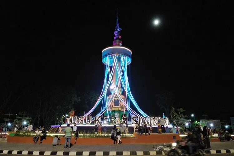 Tugu Keris Siginjai di Kota Jambi menjadi ikon baru di kota tersebut. (Liputan6.com/B Santoso)