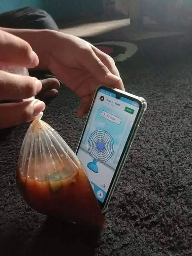 6 Aksi Orang Bertingkah Polos Pakai Benda Virtual Ini Sia-Sia, Kocak