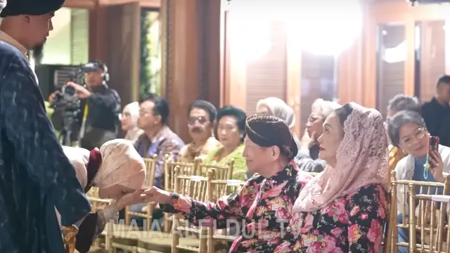 Mulan Jameela menyalami ayah Maia Estianty. (Foto: Dok. YouTube Maia Aleldul)