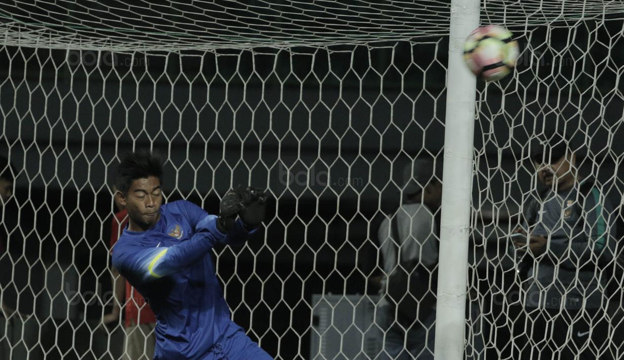 Kiper Timnas Indonesia, Satria Tama, saat mengikuti latihan jelang laga melawan Fiji di Stadion Patriot, Bekasi, Kamis, (31/8/2017). Indonesia akan menjalani laga Persahabatan melawan Fiji. (Bola.com/M Iqbal Ichsan)
