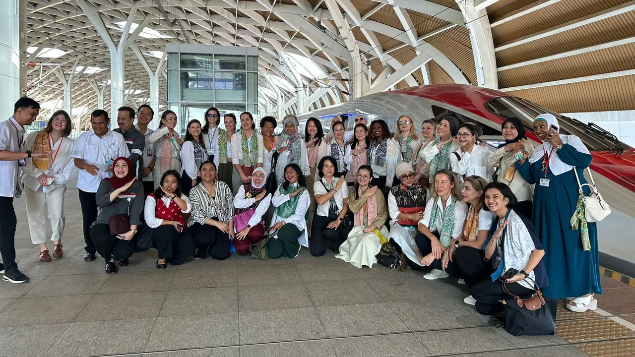 Para pendamping duta besar asing yang bertugas di Indonesia dalam program "Spouse Head of Mission" saat menjajal Whoosh, Senin (4/3/2024). (Liputan6/Benedikta Miranti)