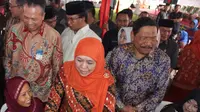 Menteri Sosial Khofifah Indar Parawansa bersama Bupati Bengkulu Utara Mian menyerahkan bantuan kepada warga