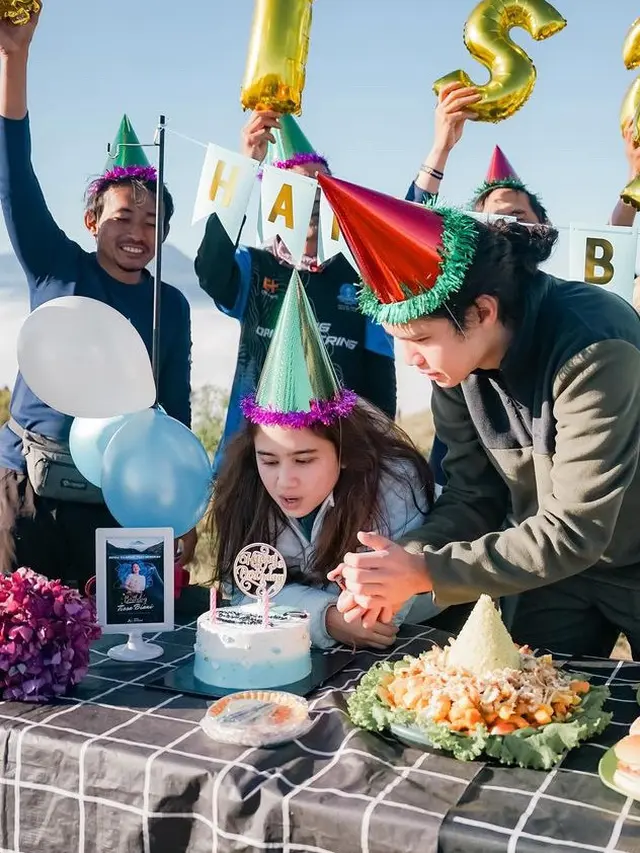 Tissa Biani rayakan ulang tahun di atas gunung. [@tissabiani]