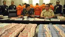 Kabareskrim Komjen Pol Ari Dono (kiri) saat rilis kasus uang palsu di wilayah Magelang, di Bareskrim Mabes Polri, Jakarta, Jumat (22/7). Petugas menyita barang bukti uang palsu Rp 7 miliar pecahan Rp 50 ribu dan Rp 100 ribu. (Liputan6.com/Johan Tallo)