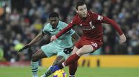 Bek Liverpool, Andrew Robertson, berusaha melewati gelandang Arsenal, Ainsley Maitland-Niles, pada laga Premier League di Stadion Anfield, Liverpool, Sabtu (29/12). Liverpool menang 5-1 atas Arsenal. (AP/Rui Veira)