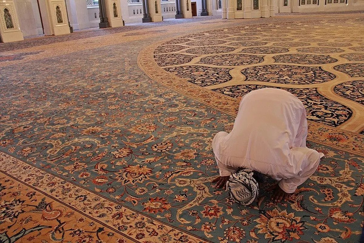 Ilustrasi sholat di masjid. (Dok. Pixabay)