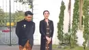 Keduanya juga mengenakan baju adat Jawa berwarna hitam yang elegan memesona. [Foto: Instagram/dimassinggih]