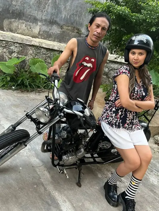 Sampai saat ini cukup banyak selebriti wanita yang menggemari otomotif. Seperti halnya Sintya Marisca yang cukup populer sebagai influencer otomotif selain menjadi aktris FTV. Bisa jadi, usai anaknya besar nanti, Indah Permatasari menekuni hobi otomotif. (Liputan6.com/IG/@indahpermatas)