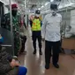 Gubernur Banten Wahidin Halim meninjau beberapa stasiun KRL di Kota Tangerang dan Tangerang Selatan, Senin (20/04/2020) di tengah penerapan PSBB.(Foto: dokumentasi Pemprov Banten)