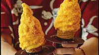 Bila es krim biasanya menggunakan topping manis atau asam, es krim yang satu ini menggunakan cheetos yang berasa gurih sebagai taburannya. (dok. Instagram @ezocheesecakes/https://www.instagram.com/p/Bu-bxTinmml/Dinny Mutiah)