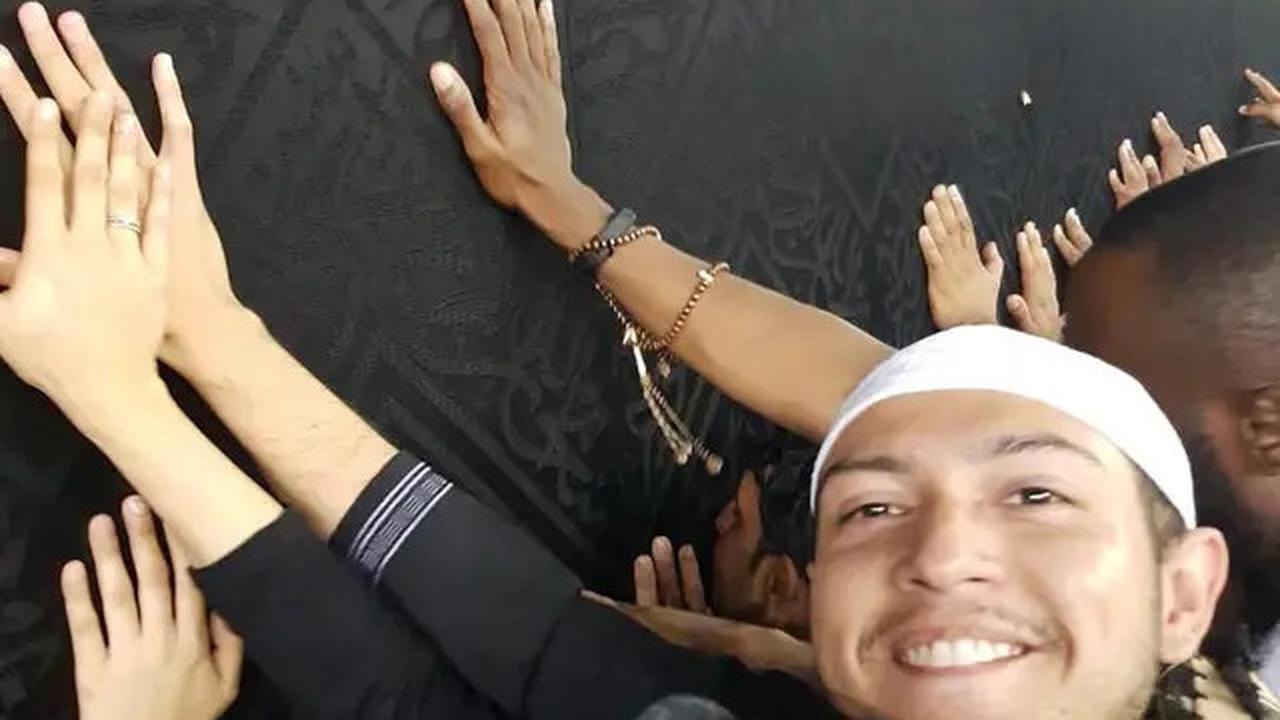 Potret 7 Artis Indonesia Pernah Pegang Ka'bah, Penuh Haru