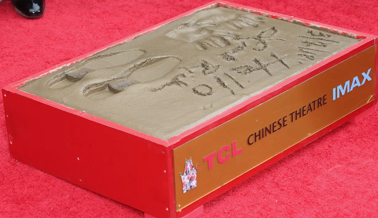 Cetak tangan dan kaki milik penyanyi R&B, Lionel Richie di TCL Chinese Theatre, Hollywood, Rabu (7/3). Nama salah satu ikon musik dunia dan superstar internasional itu juga terpatri di Hollywood Walk of Fame. (Tommaso Boddi/Getty Images/AFP)