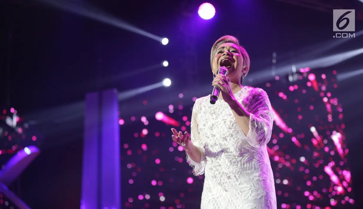 Diva Indonesia Ruth Sahanaya tampil pada halalbihalal Elang Mahkota Teknologi (Emtek) Group di Studio 6 Emtek City Daan Mogot, Jakarta, Selasa (25/6/2019). Mengusung tema 'Kebersamaan Penuh Keikhlasan', halalbihalal Emtek dimeriahkan penampilan sejumlah bintang tamu. (Liputan6.com/Faizal Fanani)