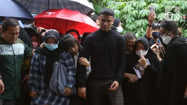 FOTO: Suasana Duka Pemakaman Vanessa Angel dan Bibi Andriansyah