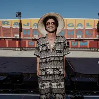 Akan konser di Jakarta, Bruno Mars hadir dengan gaya fashion retro modern yang memukau. (Foto: Instagram/ Bruno Mars)