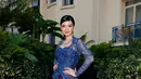 Penampilan luar biasa Raline Shah di Cannes mengenakan kebaya biru yang megah. Kebaya biru bersiluet modern dengan train super panjang menjuntai hingga ke lantai disempurnakan dengan kain batik sebagai bawahan. [Foto: Instagram/ralineshah]
