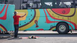 Suporter Maroko, Mohammad Aziz Mrabat saat memberikan dukungan saat kedatangan Timnas Maroko U-17 menjelang laga kedua Grup A Piala Dunia U-17 2023 antara melawan Timnas Ekuador U-17 di Stadion Gelora Bung Tomo (GBT), Surabaya, Senin (14/11/2023). (Bola.com/Bagaskara Lazuardi)