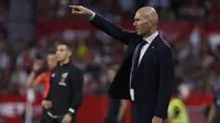 Pelatih Real Madrid, Zinedine Zidane menginstruksikan pemainnya saat bertanding melawan Sevilla pada pertandingan lanjutan La Liga Spanyol di stadion Ramon Sanchez Pizjuan di Seville (22/9/2019). Real Madrid menang tipis atas Sevilla 1-0. (AP Photo/Miguel Morenatti)