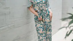 Meski simpel dengan jumpsuit bermotif bunga, wanita 27 tahun tetap terlihat fashionable. Ditambah makeup natural dan lipstik merah andalannya, gayanya bisa jadi inspirasi OOTD. (Liputan6.com/IG/@ncdpapl)