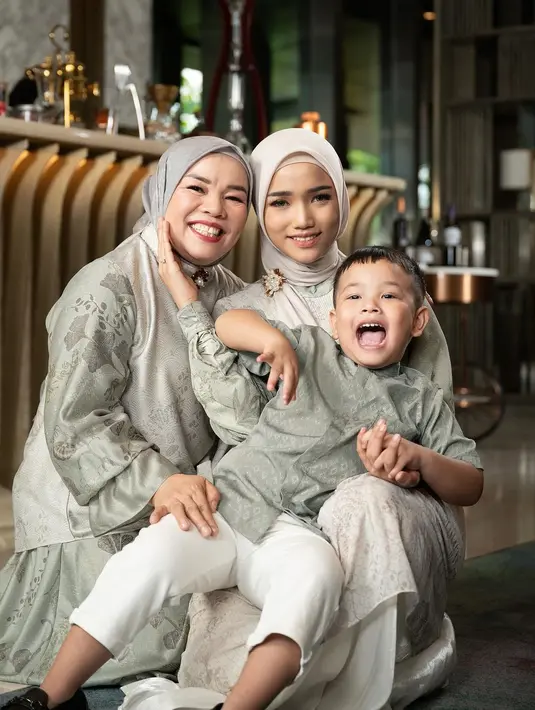 Buat kamu yang masih belum move on dengan warna sage, tunik yang dikenakan Fuji An satu ini bisa jadi pilihan. [@heylocal.id]