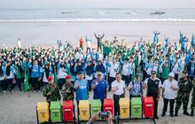 Menengok Ratusan Kader Muhammadiyah Mmbersihkan Sampah Plastik di Pantai Bali