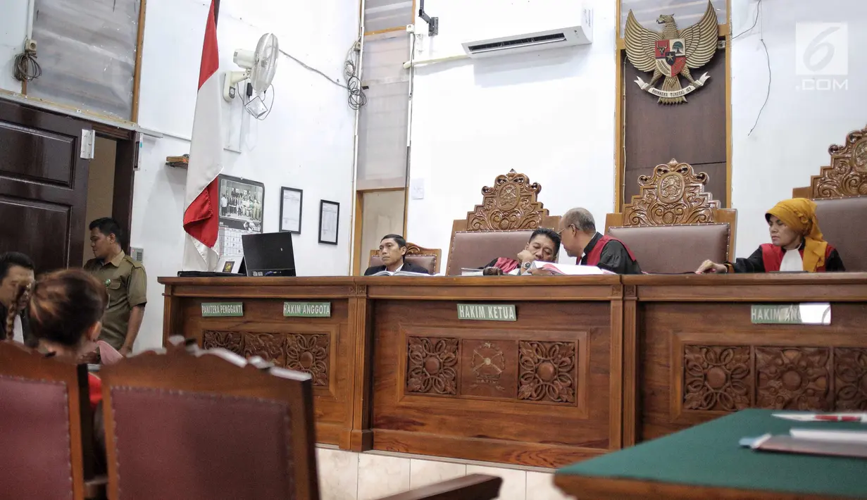 Aktris Roro Fitria berkaca-kaca saat mengikuti sidang perdana kasus narkoba di Pengadilan Negeri Jakarta Selatan, Jakarta, Kamis (28/6). Sidang beragenda pembacaan dakwaan. (Liputan6.com/Faizal Fanani)