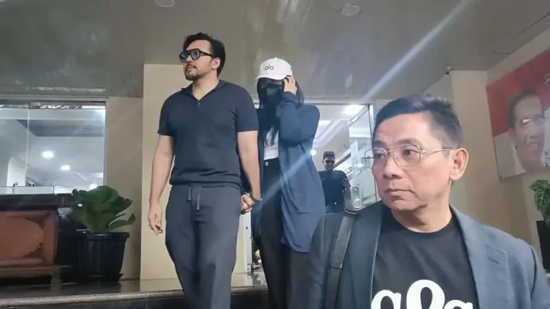 David Bayu dan Putrinya di Polda Metro Jaya