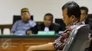 Mantan Hakim PTUN Medan, Dermawan Ginting tertunduk saat menjadi saksi dalam sidang lanjutan dugaan suap hakim dan panitera PTUN Medan dengan terdakwa Syamsir Yusfan di Pengadilan Tipikor Jakarta, Kamis (1/10/2015). (Liputan6.com/Helmi Fithriansyah)