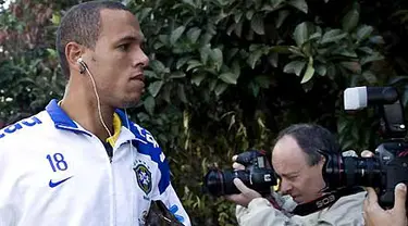 Luis Fabiano tiba di pusat latihan Timnas Brasil pada Juni 2009 di Johannesburg, Afrika Selatan. Brasil menghadapi Afsel di semifinal Piala Konfederasi pada 25 Juni. AFP PHOTO/ANTONIO SCORZA