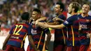 Pemain Barcelona merayakan gol yang dicetak Neymar ke gawang Atletico dalam lanjutan La Liga Spanyol di Stadion Vicente Calderon, Madrid, Spanyol. Sabtu (12/9/2015). (Reuters/Javier Barbancho)