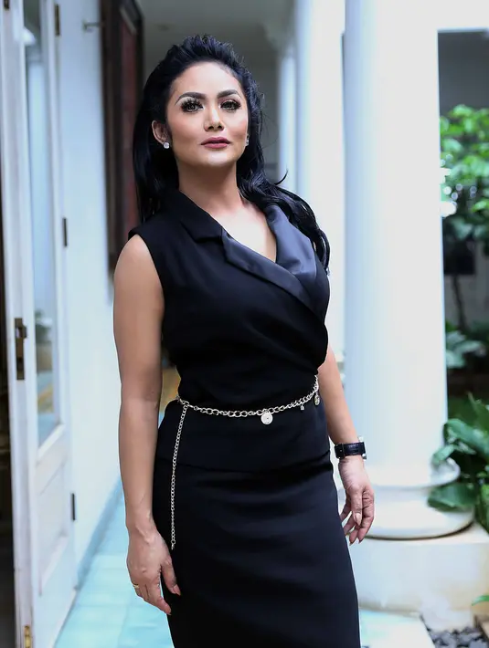 "Sebagai ibu, doa ini nggak pernah putus buat anak-anak. Semoga mereka diberikan yang paling baik oleh yang kuasa," kata Krisdayanti. (Nurwahyunan/Bintang.com)