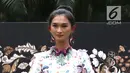 Model mengenakan busana rancangan desainer Tities Sapoetra di Jakarta, Kamis (13/9). Tities akan menunjukkan rancangannya pada Fashion Division Paris Fashion Show Spring Summer 2019 pada 28 September mendatang. (Liputan6.com/Immanuel Antonius)