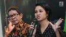 Penyanyi, Andien (kanan) memberi keterangan saat peluncuran video musik Indonesia Raya 3 Stanza di Jakarta, Senin (30/10). Beragam elemen masyarakat dilibatkan dalam pembuatan video tersebut. (Liputan6.com/Helmi Fithriansyah)