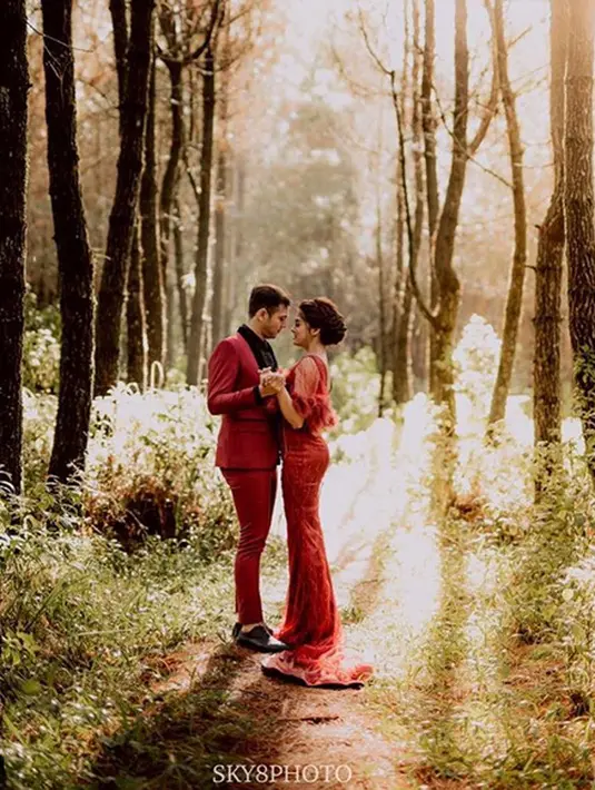 Di Masjid PTIK, Kebayoran Baru, Jakarta Selatan, Rifky Balweel resmi mempersunting Biby Alraen dengan maskawin berupa logam mulia seberat 10 gram beserta Al Quran. (Instagram/rifkybalweel)