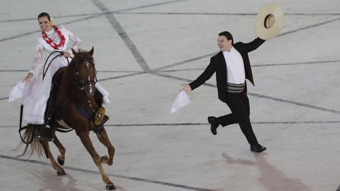 Penari menaiki kuda saat tampil dalam Upacara Pembukaan Pan American Games Lima 2019 di Estadio Nacional, Lima, Peru (26/7/2019). Pan American Games XVIII diadakan dari 26 Juli hingga 11 Agustus 2019. (AP Photo/Silvia Izquierdo)